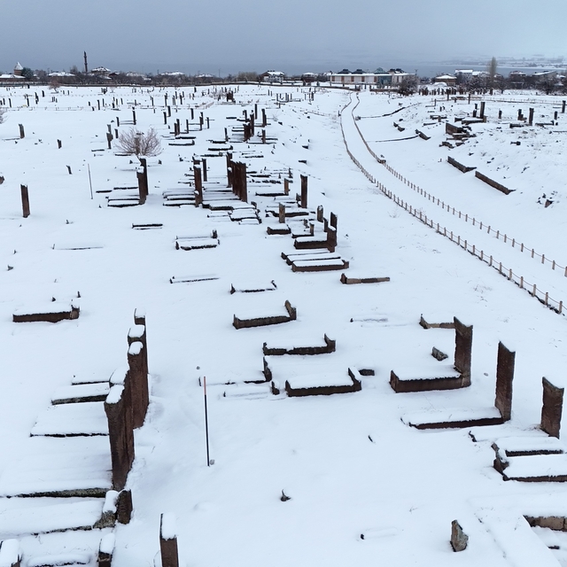 Ahlat'ın tarihi mekanlarında kar güzelliği