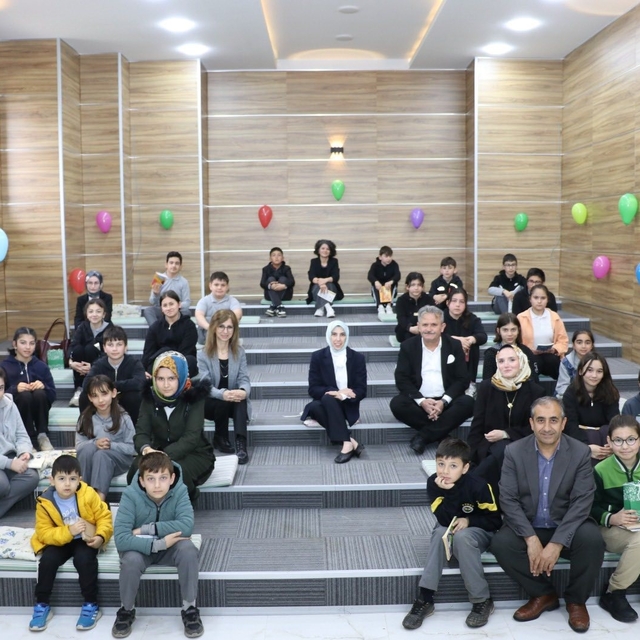 Kaymakam ve Başkan çocuklarla kitap okudu
Cumayeri'nde 'Yılın Okurları' ödü...