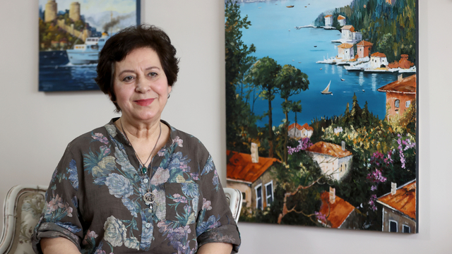 Atölyeye dönüştürdüğü evinde hayallerini tuvallere yansıtıyor