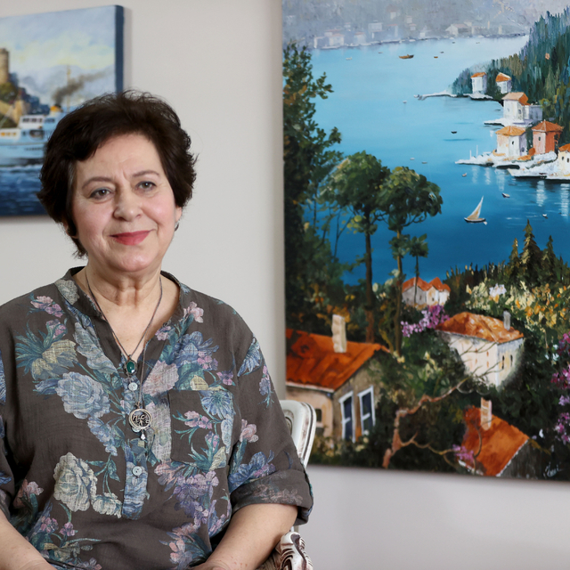 Atölyeye dönüştürdüğü evinde hayallerini tuvallere yansıtıyor