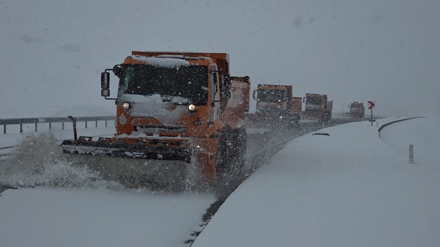 Van'da nisan sürprizi: Lapa lapa kar yağışı şehri beyaza bürüdü