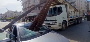 Kamyonun kasasından düşen inşaat demirleri, otomobilin tavanını deldi