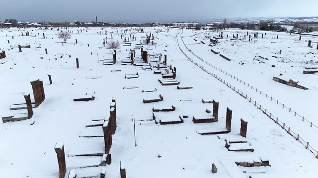 Ahlat'ın tarihi mekanlarında kar güzelliği