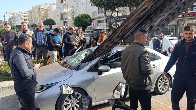 Kamyonun üzerindeki inşaat demirleri seyir halindeki otomobile 'ok' gibi saplandı
Demirler otomobilin ön camından girerken, sürücü ve yanındaki 2 kişi hafif yaralandı
O anlar güvenlik kamerasına saniye saniye yansıdı