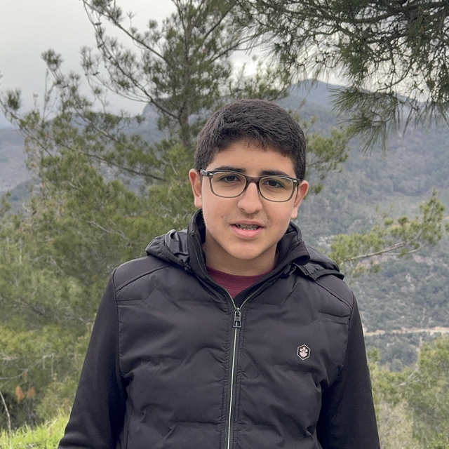 Yıpranan bayrağı fark eden öğrenci, yenisiyle değiştirdi