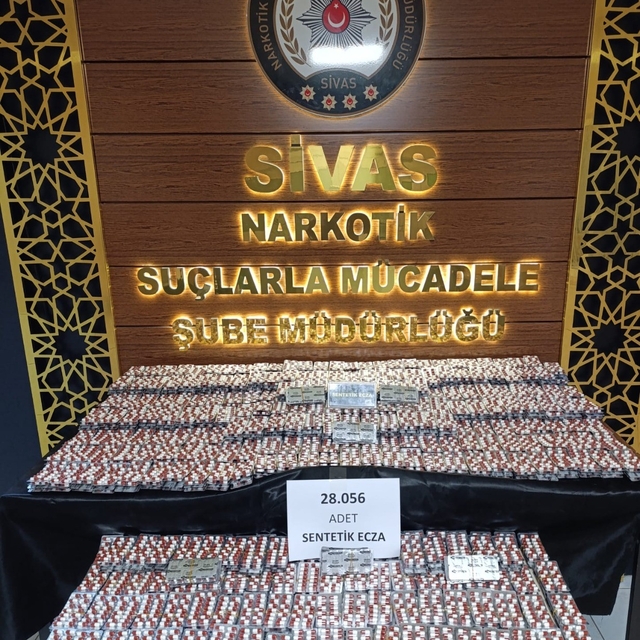 Sivas polisi uyuşturucu tacirlerine geçit vermedi
Binlerce uyuşturucu hap e...