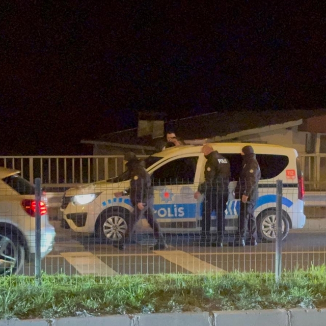 "Dur" ihtarına uymayan alkollü sürücü polis aracına çarptı: 3 gözaltı
Koval...