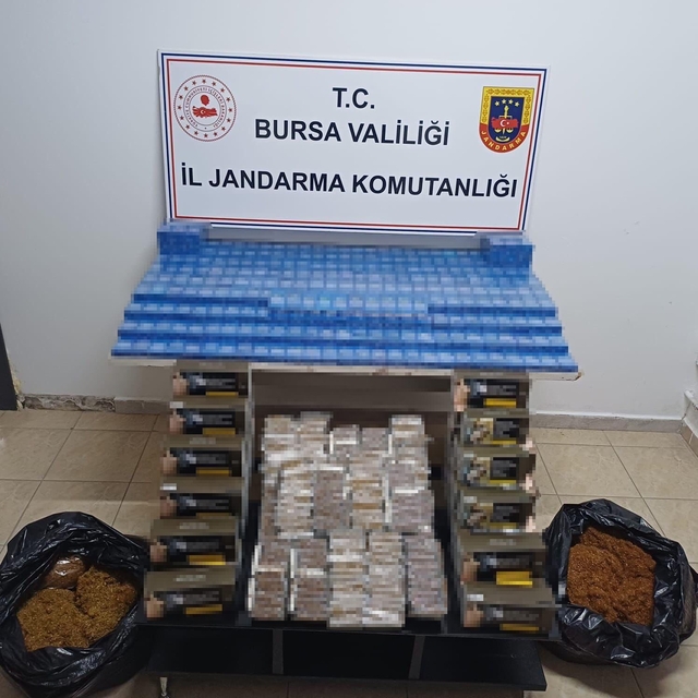 Bursa'da kaçak tütün operasyonu: On binlerce makaron ve sigara ele geçirild...