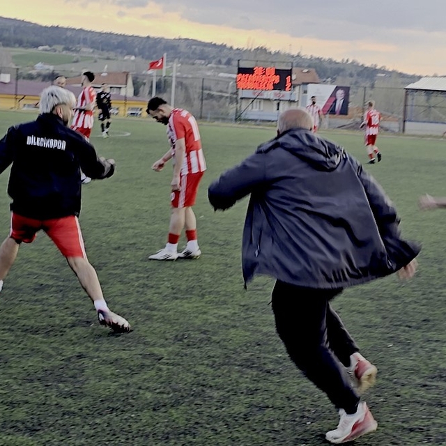 Maç sonunda saha içi bir anda ringe döndü