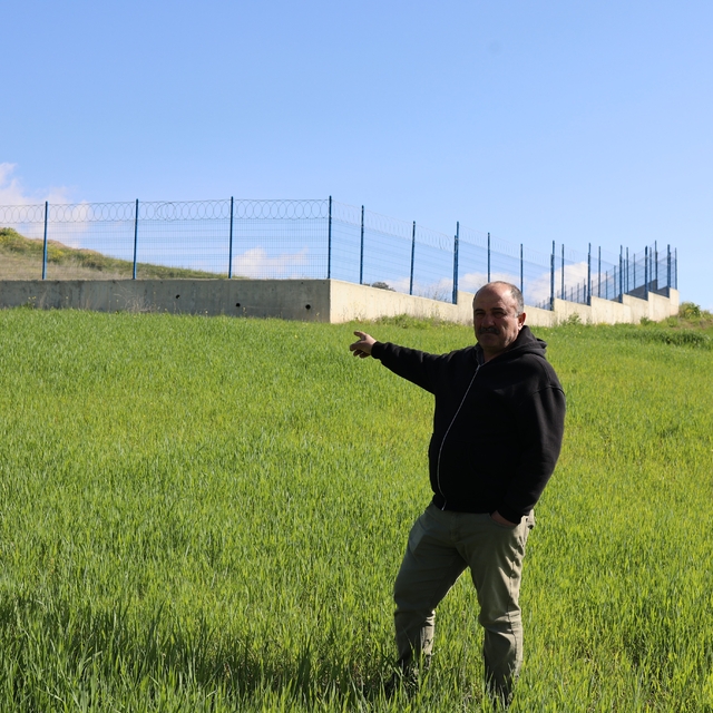 Akü fabrikasından aktığı iddia edilen su, çiftçinin tarlalarını kullanılmaz...