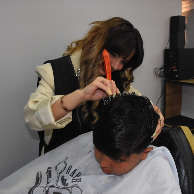 Afyonkarahisar'da erkek berberi kadın, üç yıldır müşterilerine hizmet veriy...