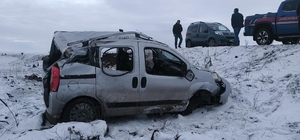 Şarampole devrilen hafif ticari araçtaki baba-oğul yaralandı