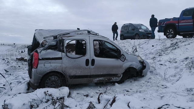 Şarampole devrilen hafif ticari araçtaki baba-oğul yaralandı