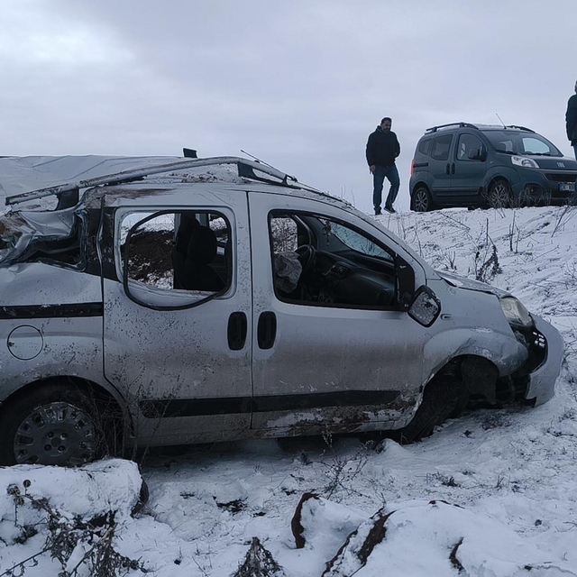 Şarampole devrilen hafif ticari araçtaki baba-oğul yaralandı