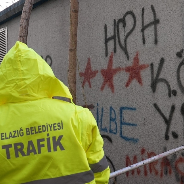 Elazığ'da kent estetiğini bozan duvar yazıları temizleniyor
