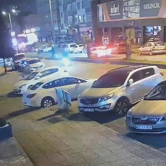 Köpeğe çarpan motosikletin sürücüsü yaralandı; kaza kamerada