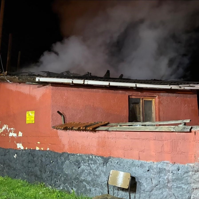 Dumanı görüp terk ettiği evi alevlere teslim oldu