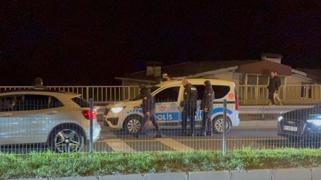 "Dur" ihtarına uymayan alkollü sürücü polis aracına çarptı: 3 gözaltı
Kovalamaca Alaplı girişinde sona erdi