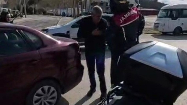 Jandarmanın hızlı refleksi hayat kurtardı
Kalp krizi geçiren vatandaşın imdadına jandarma yetişti