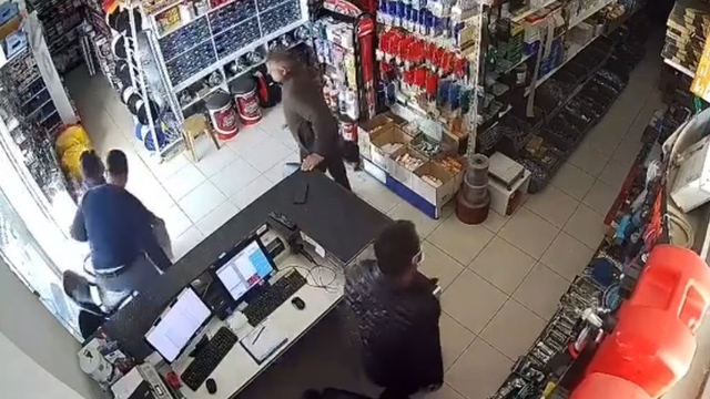 Antalya'da depremi fark edince sokağa fırladılar
Demre'de 4.7 büyüklüğündeki deprem anı güvenlik kamerasına yansıdı