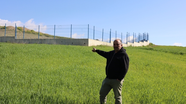 Akü fabrikasından aktığı iddia edilen su, çiftçinin tarlalarını kullanılmaz hale getirdi