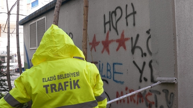 Elazığ'da kent estetiğini bozan duvar yazıları temizleniyor