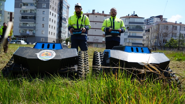 Çimleri artık robotlar biçiyor: 6 kişilik işi 2 robot yapıyor