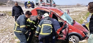 Kontrolden çıkan otomobil şarampole savruldu: 2 yaralı