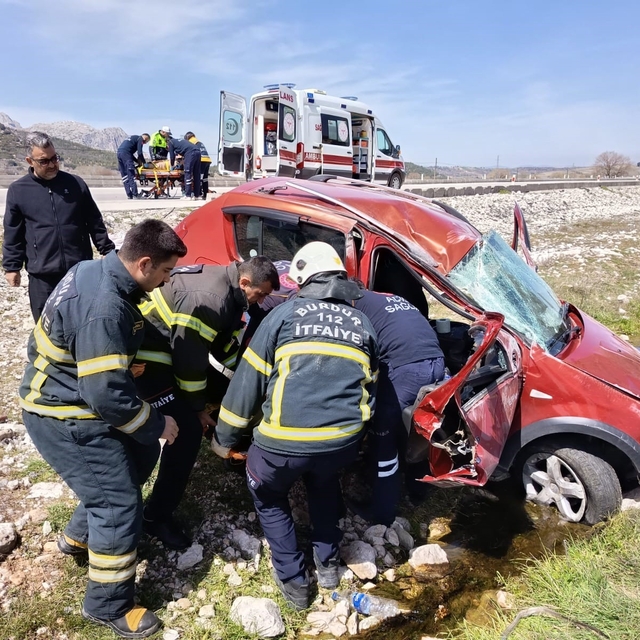 Kontrolden çıkan otomobil şarampole savruldu: 2 yaralı