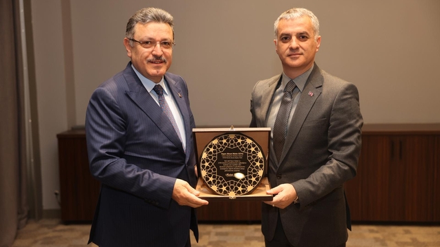 Yomra Belediye Başkanı Bıyık'tan Trabzon Büyükşehir Belediye Başkanı Genç'e plaket