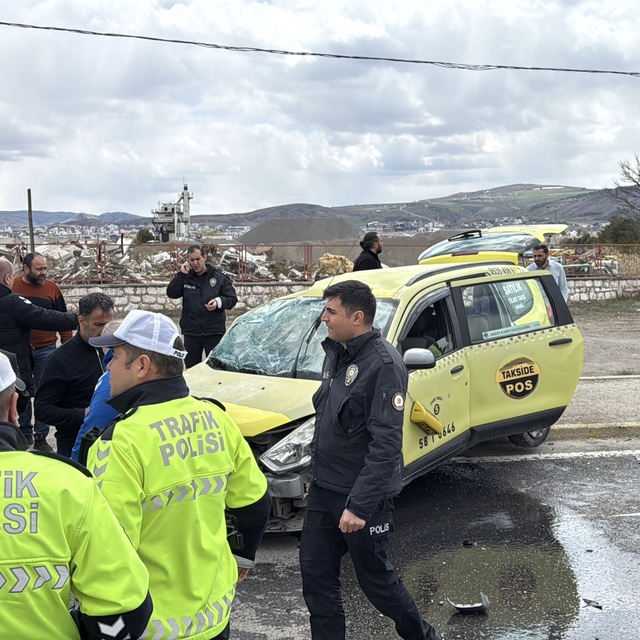 Sivasspor altyapı oyuncularını taşıyan taksi kaza yaptı: 6 yaralı