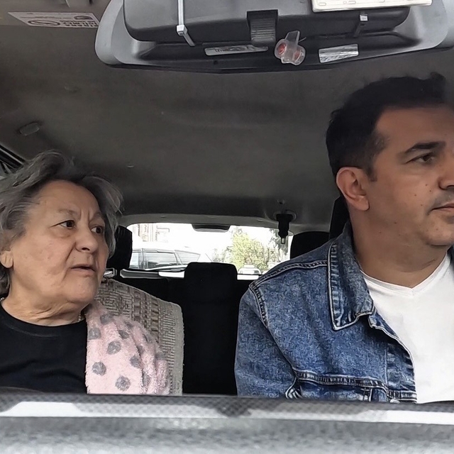 Yaşlı kadın evinin yolunu kaybetti, yardımsever taksici ailesine kavuşturdu