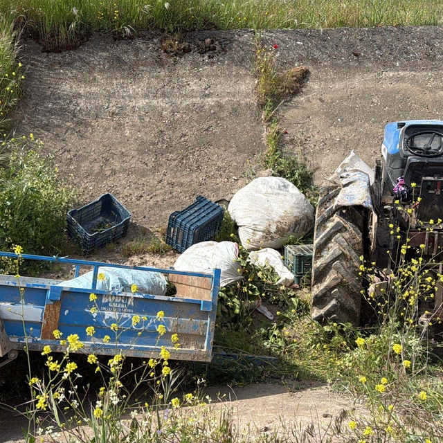 Kanala düşen traktördeki 2 kadın yaralandı