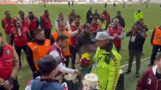 Elazığspor taraftarından polislere çiçek