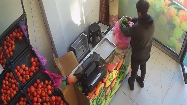 Kasada kimse yokken parasını bırakan müşteriye esnaftan teşekkür
Manavcı: "Toplum olarak takdir ettiğimiz, örnek olacak görüntüler"