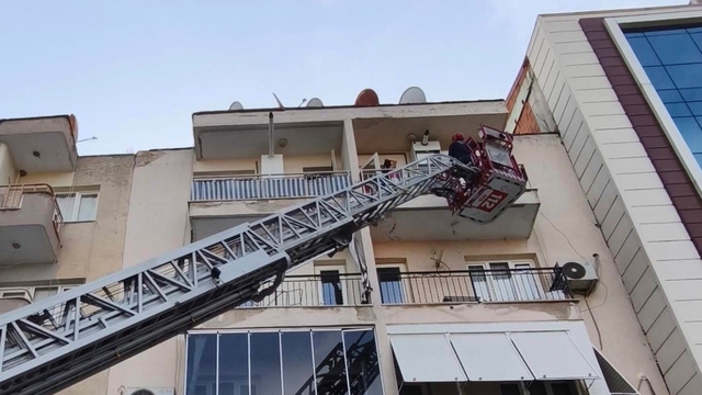 Manisa'da çamaşır makinesinden çıkan yangın paniğe neden oldu
