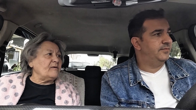 Yaşlı kadın evinin yolunu kaybetti, yardımsever taksici ailesine kavuşturdu