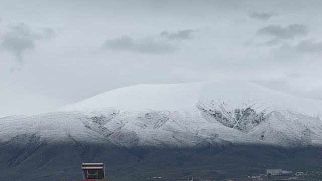 Iğdır Ovası'nı çevreleyen sıra dağlar yeniden beyaza büründü