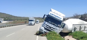 Kilis'te kontrolden çıkan beton mikseri yola devrildi