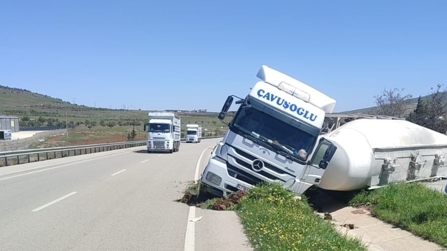 Kilis'te kontrolden çıkan beton mikseri yola devrildi