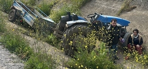 Turgutlu'da ön lastiği fırlayan traktör takla attı: 2 yaralı