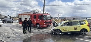 Sivas'ta taksi ile otomobilin çarpıştığı kazada 4'ü futbolcu 6 kişi yaralandı
