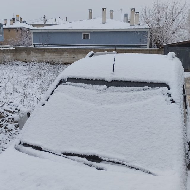 Van'da nisan ayında her yer beyaza büründü