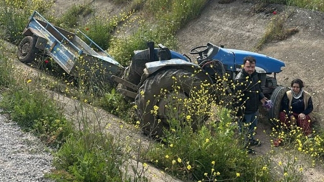 Turgutlu'da ön lastiği fırlayan traktör takla attı: 2 yaralı