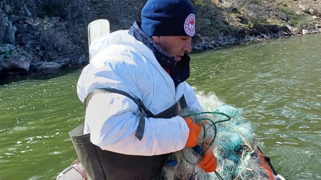Çorum'da baraj gölünde yasa dışı av araçları ele geçirildi