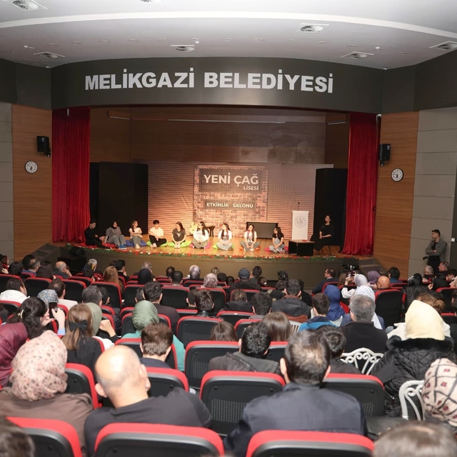 Mektep Melikgazi öğrencilerinin hazırladığı tiyatro oyunu büyük alkış topla...