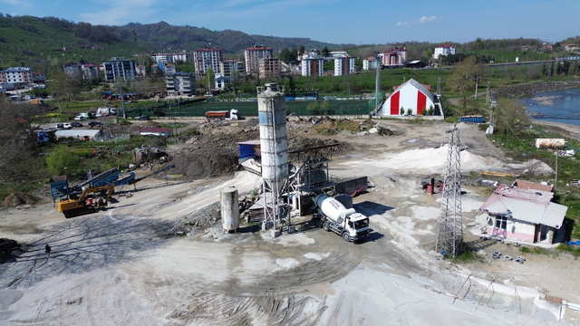 Salıpazarı'nda mahalle yolları betonla yenileniyor