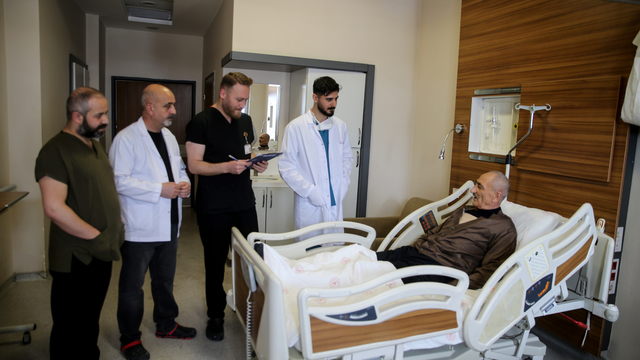 Van'da 25 dakikalık kalp masajıyla hayata döndürülen hasta ameliyatla sağlığına kavuştu