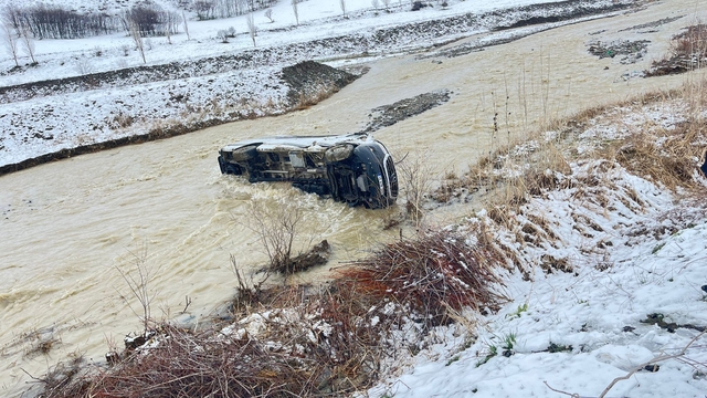 Muş'ta dereye düşen minibüsteki 8 kişi yaralandı