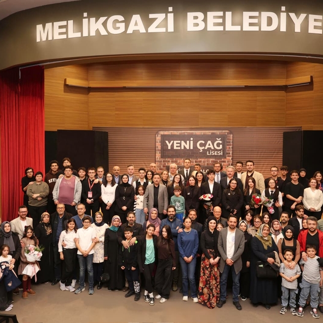 Mektep Melikgazi öğrencilerinin hazırladığı tiyatro oyunu seyirciyle buluşt...